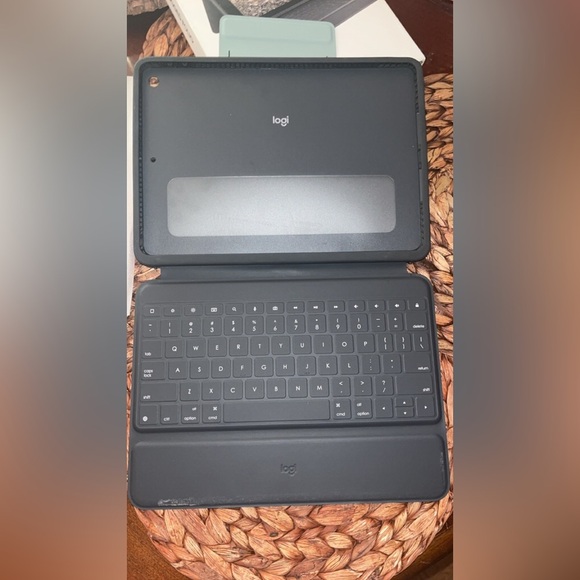 Logitech Rugged Folio Keyboard Case for Apple iPad 7th & 8th Generation - Picture 4 of 13